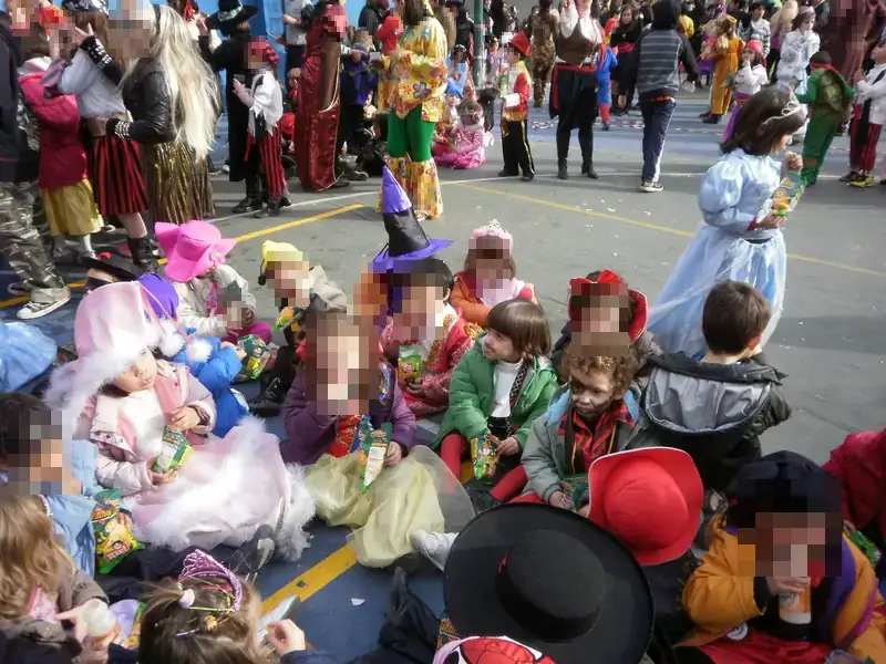 Alumnos disfrazados sentados en el patio durante el carnaval