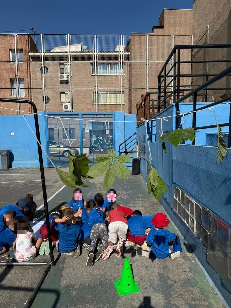 Grupo de niños jugando en el patio del colegio