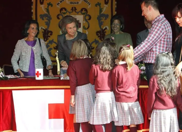 Alumnas del colegio, de espaldas, en un acto solidario de Cruz Roja