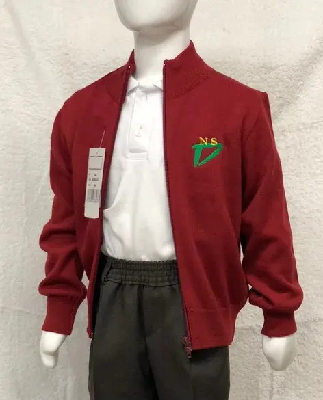 Uniforme del colegio sobre un maniquí: chaqueta granate con cremallera y el escudo NSD bordado, polo blanco y pantalón gris